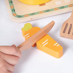 Cocina Montessori  de madera con vegetales